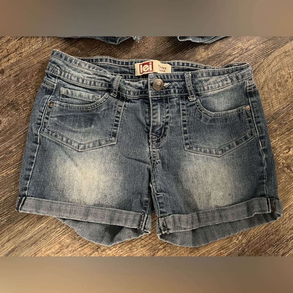 l.e.i. Ashly low rise girls Jean shorts. Size 7 Girls. Soft with slight stretch